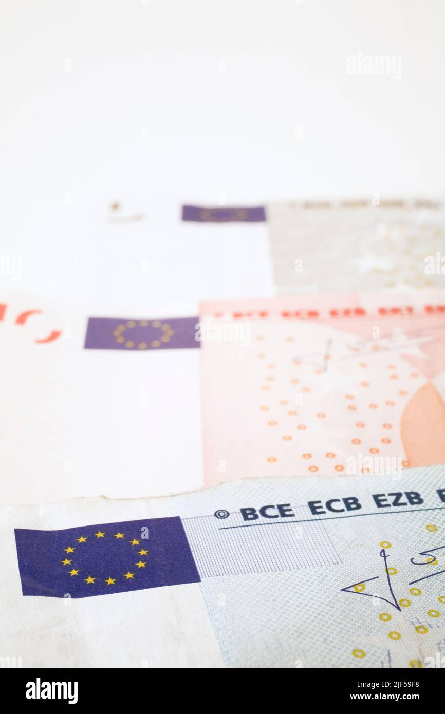 Gros plan des billets de banque de monnaie en papier Euro sur fond blanc, Studio composition, Québec, Canada Banque D'Images