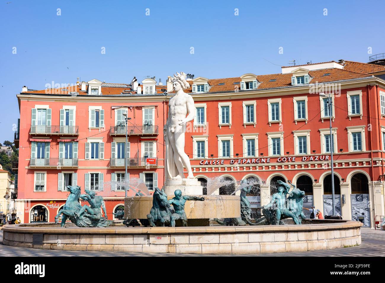 NICE, FRANCE - 20 JUIN 2022 : Fontaine et sculpture (bronze et pierre) d'Apollon. 'La Fontaine du Soleil' ('la fontaine du Soleil') par Auguste Janniot ( Banque D'Images