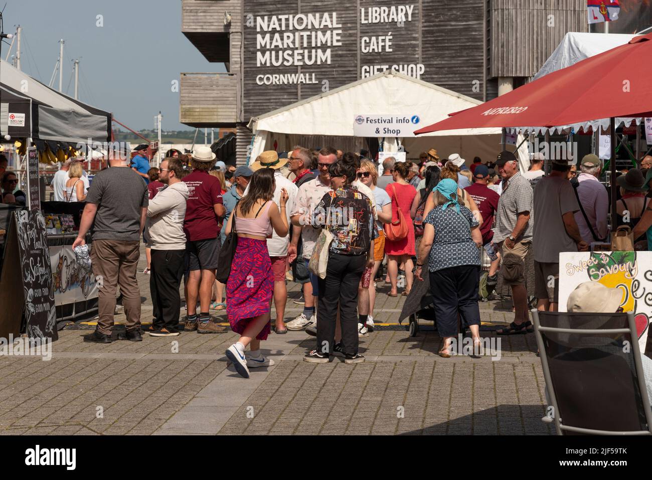 Falmouth, Cornouailles, Angleterre, Royaume-Uni. 2022. Visiteurs au Festival de la Shanty de la mer de Falmouth sur le front de mer de ce port britannique. À l'extérieur du Marit national Banque D'Images