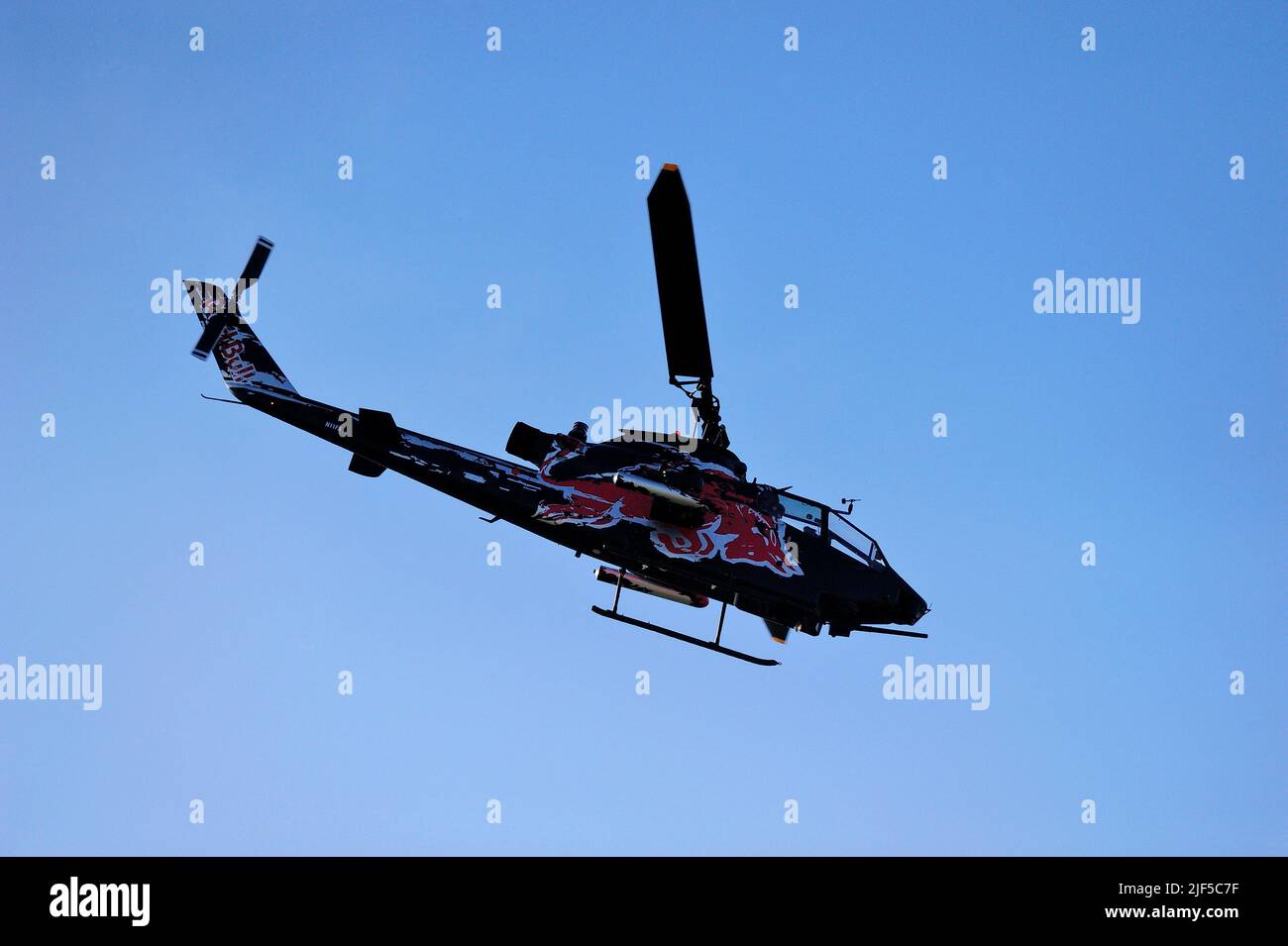 Hélicoptère d'attaque AH-1 Cobra,AH-1 Cobra, Red Bull (Flying Bulls) TAH-1F, photo Kazimierz Jurewicz, hélicoptères militaires Banque D'Images