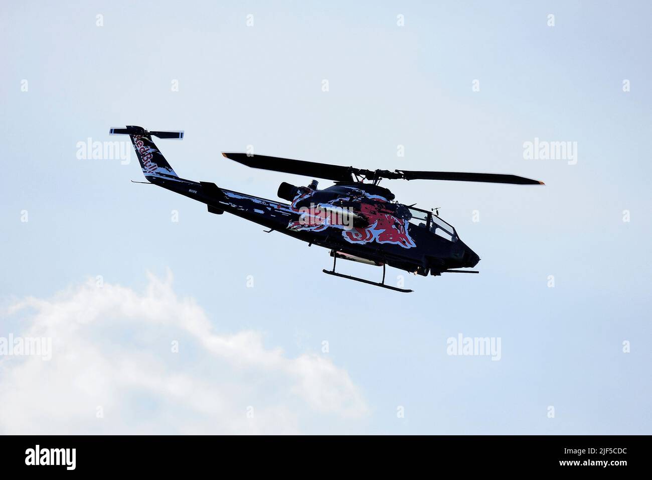 Hélicoptère d'attaque AH-1 Cobra,AH-1 Cobra, Red Bull (Flying Bulls) TAH-1F, photo Kazimierz Jurewicz, hélicoptères militaires Banque D'Images