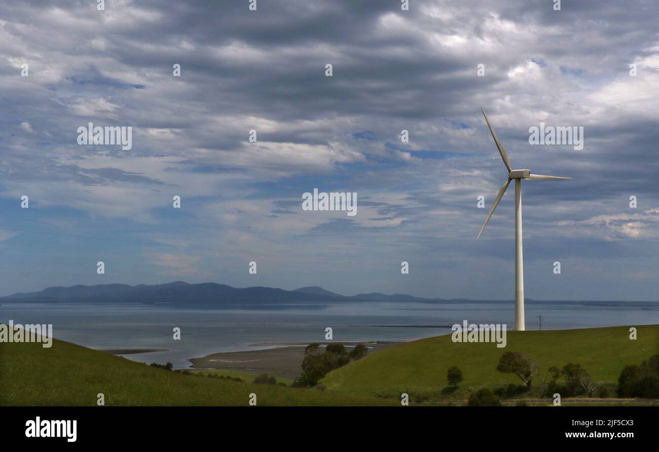 Parc éolien australien. Une éolienne produisant de l'électricité sur les collines côtières près de la ville de Toora dans le sud du Gippsland, Victoria, Australie. Banque D'Images