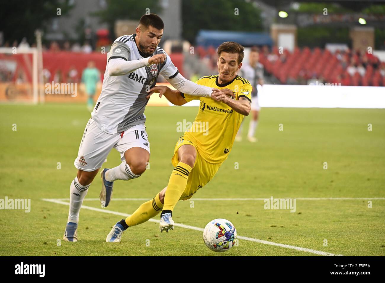 Toronto, Canada, 29 juin 2022, Toronto avant le FC Alejandro Pozuelo, à gauche, travaille le ballon devant l'équipe de Columbus avant Pedro Santos pendant la première moitié de l'action de soccer MLS à Toronto mercredi, 29 juin 2022. LA PRESSE CANADIENNE/Jon Blacker Banque D'Images