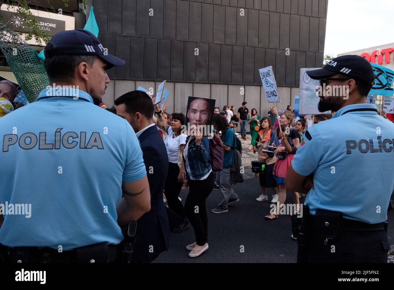 Lisbonne, Portugal. 29th JUIN 2022. Plusieurs groupes et partis politiques se sont réunis à Lisbonne pour la « Marcha Azul » (Marche bleue) afin de faire pression sur les Nations Unies pour qu’elles prennent davantage d’action en ce qui concerne l’avenir des océans et du changement climatique. Crédit: Joao Daniel Pereira Banque D'Images