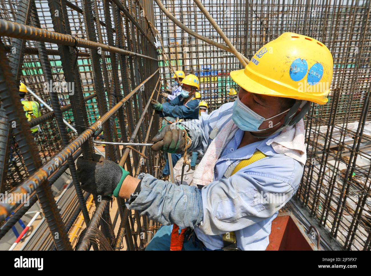 LIANYUNGANG, CHINE - 29 JUIN 2022 - les constructeurs travaillent sur le site de construction de l'unité 7 de la centrale nucléaire de Tianwan, dans le district de Lianyun, à Lianyu Banque D'Images