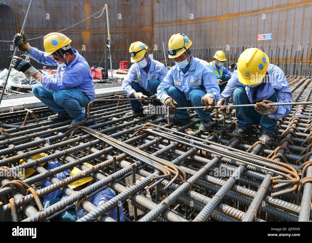 LIANYUNGANG, CHINE - 29 JUIN 2022 - les constructeurs travaillent sur le site de construction de l'unité 7 de la centrale nucléaire de Tianwan, dans le district de Lianyun, à Lianyu Banque D'Images