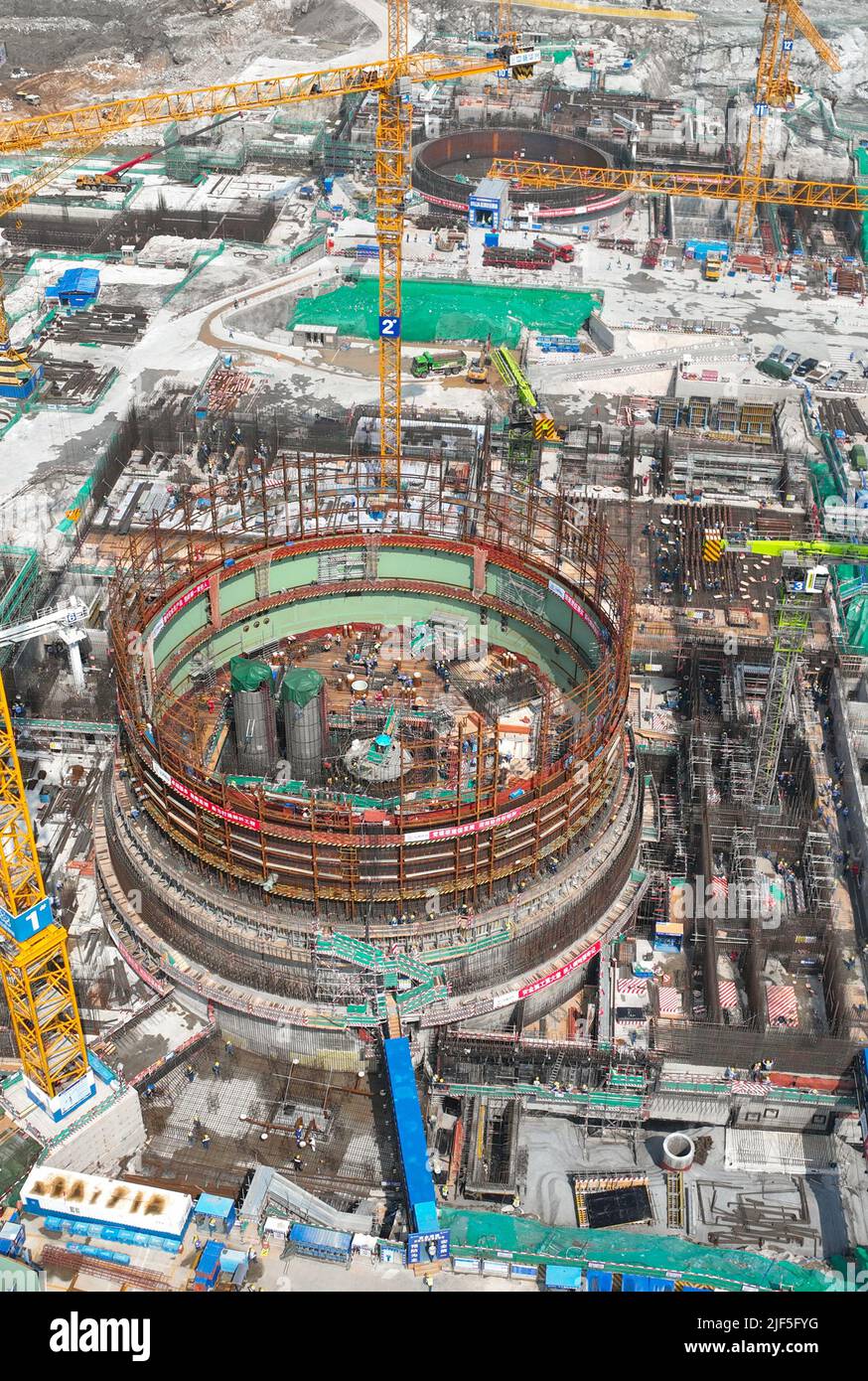 LIANYUNGANG, CHINE - 29 JUIN 2022 - photo prise sur 29 juin 2022 montre le site de construction de l'unité 7 et de l'unité 8 de la centrale nucléaire de Tianwan en L Banque D'Images