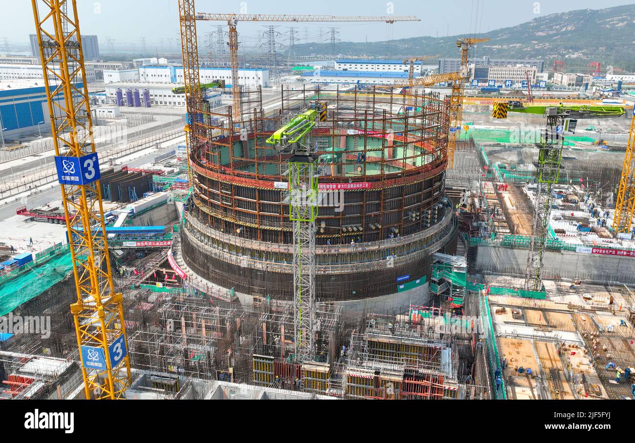 LIANYUNGANG, CHINE - 29 JUIN 2022 - photo prise sur 29 juin 2022 montre le site de construction de l'unité 7 de la centrale nucléaire de Tianwan à Lianyun Dist Banque D'Images