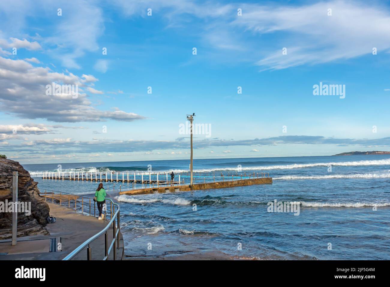 North Narrabeen Ocean Rock Pool en hiver. Banque D'Images