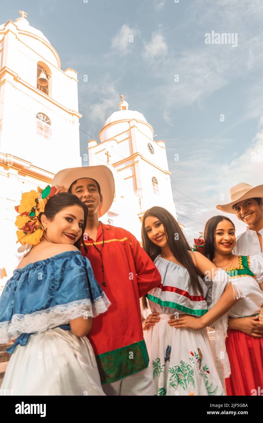Adolescents avec des vêtements traditionnels latino-américains avec la cathédrale de Jinotega en arrière-plan Banque D'Images