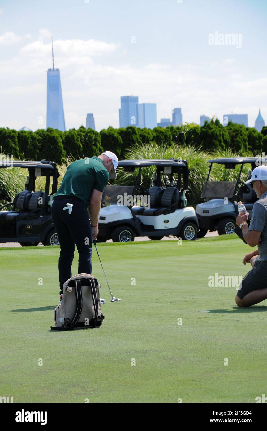 Jersey, États-Unis. 29th juin 2022. Canelo Alvarez participe à la conférence de presse Icons Series au Liberty National Golf Club, Jersey City. Crédit : SOPA Images Limited/Alamy Live News Banque D'Images
