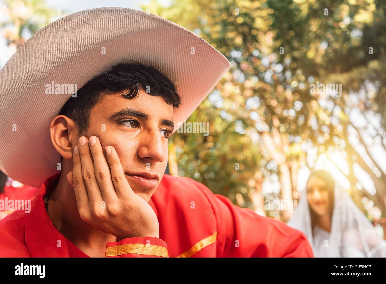 Adolescent Latino amoureux portant des vêtements et un chapeau latinamericains traditionnels à l'extérieur dans un parc au Nicaragua Banque D'Images