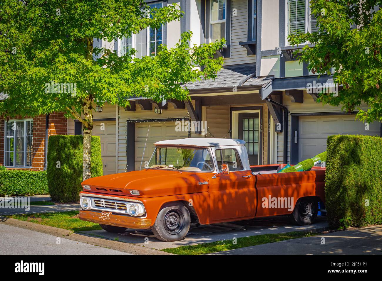 Pick-up rétro par une journée d'été ensoleillée. Pick-up Orange Chevrolet C10. Camion Chevrolet d'époque stationné dans une rue-Vancouver BC Canada-24 juin,2022. Banque D'Images