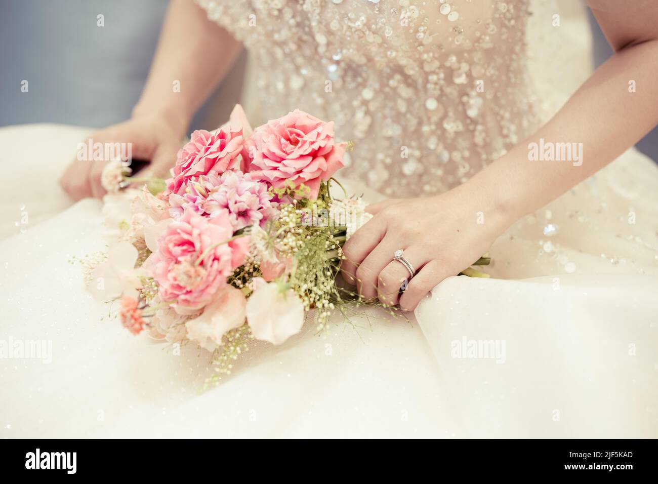 Mariée tenant le bouquet de mariage, coupe d'image de détail. Banque D'Images