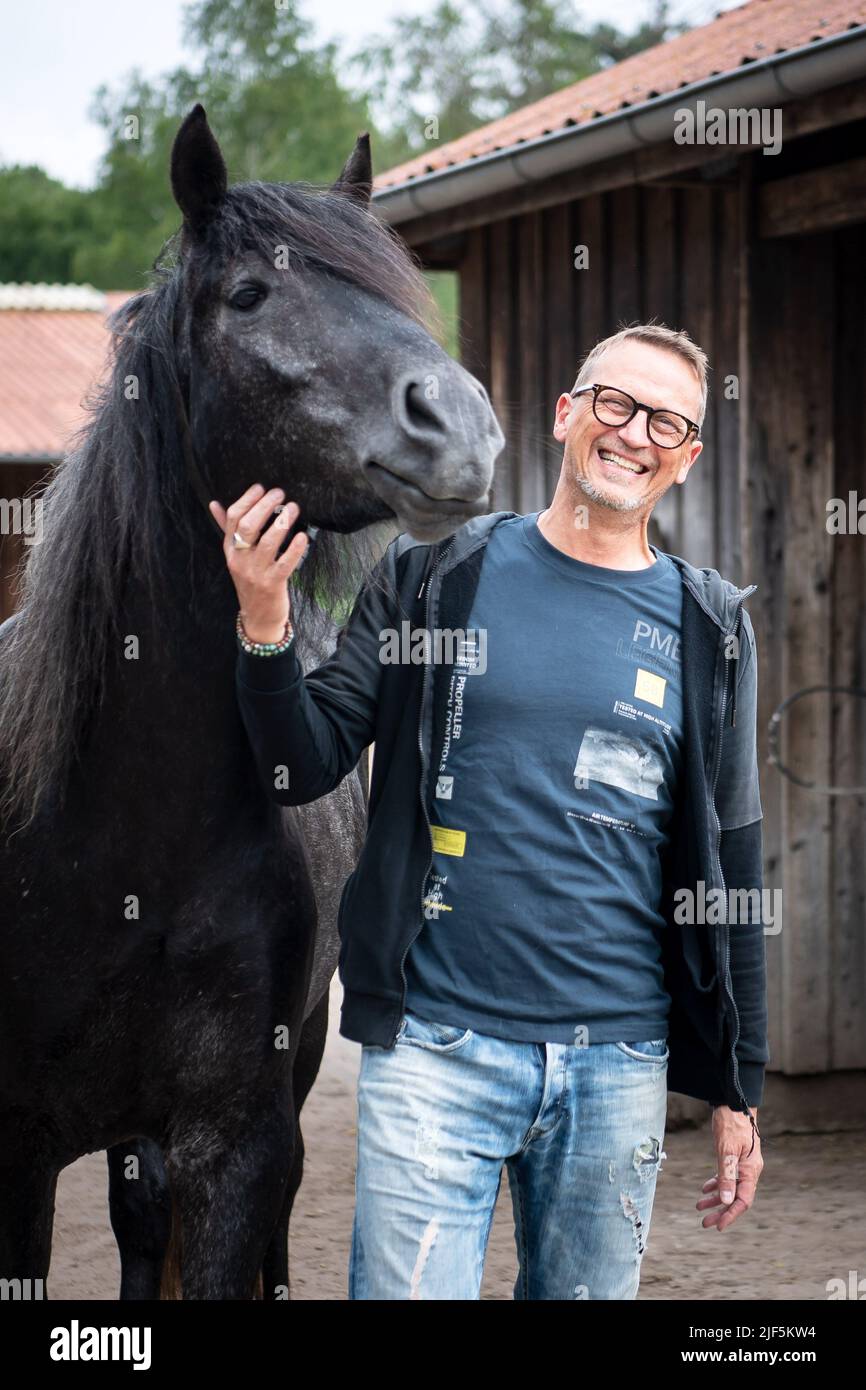 Ahausen, Allemagne. 08th juin 2022. Volker Paetzold, se tient avec son cheval Qaroubi à Heidehof Wolfsgrund. La garde des chevaux a considérablement changé au cours des 20 dernières années. (À dpa: L'élevage de chevaux se concentre de plus en plus sur le bien-être animal) Credit: Sina Schuldt/dpa/Alay Live News Banque D'Images