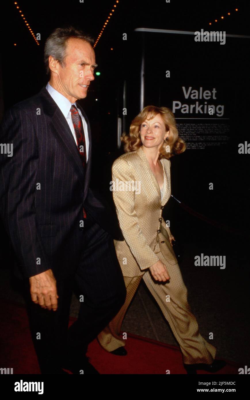 Clint Eastwood et Frances Fisher au Sunset Boulevard Premiere au Shubert Theatre - Century Plaza Hotel in Century City, Californie 30 novembre 1993 Credit: Ralph Dominguez/MediaPunch Banque D'Images