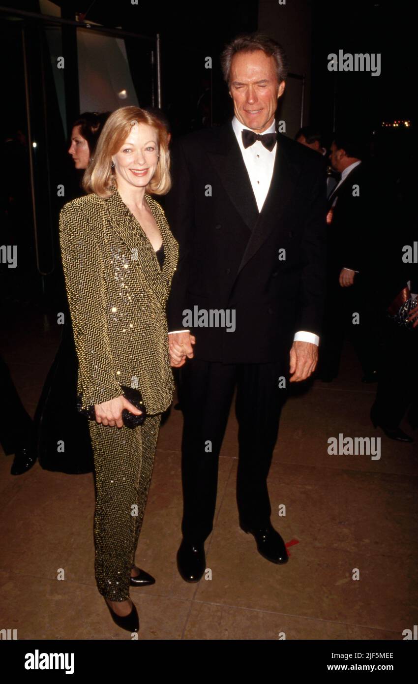 Clint Eastwood et Frances Fisher lors des Golden Globe Awards 50th à l'hôtel Beverly Hilton de Beverly Hills, Californie, 23 janvier 1993 Credit: Ralph Dominguez/MediaPunch Banque D'Images