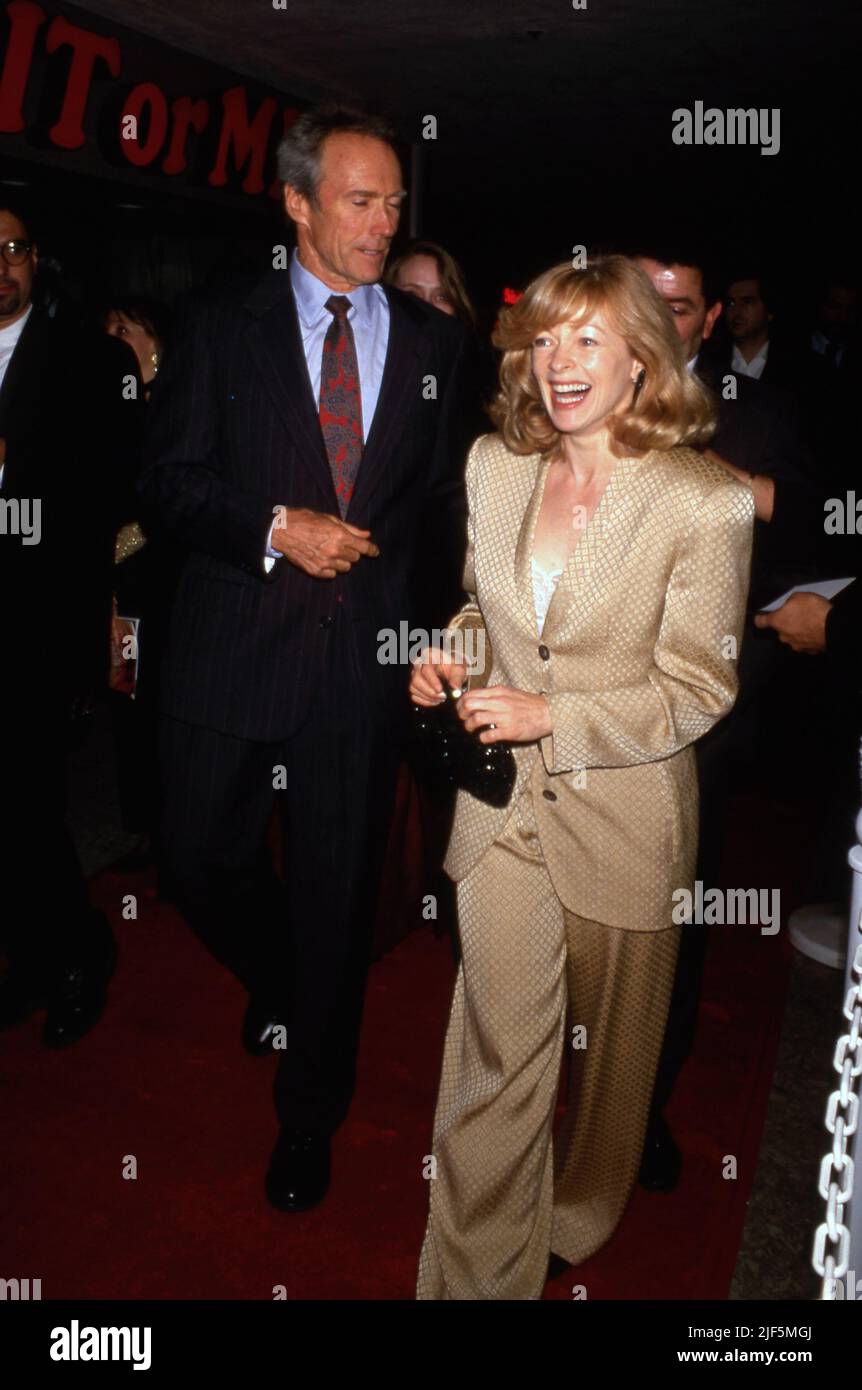 Clint Eastwood et Frances Fisher au Sunset Boulevard Premiere au Shubert Theatre - Century Plaza Hotel in Century City, Californie 30 novembre 1993 Credit: Ralph Dominguez/MediaPunch Banque D'Images