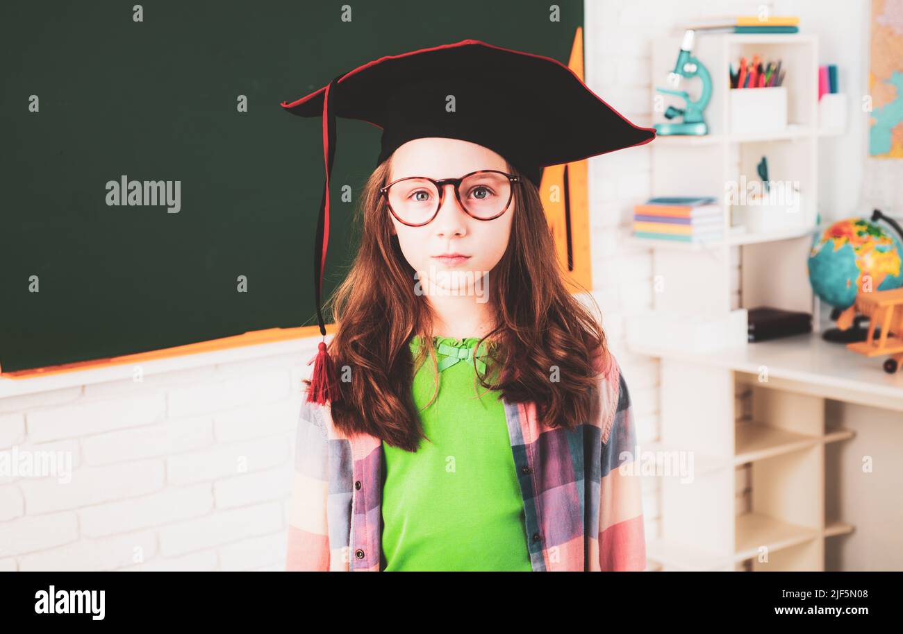 Éducation et concept scolaire - petite fille étudiante étudiant à l ...