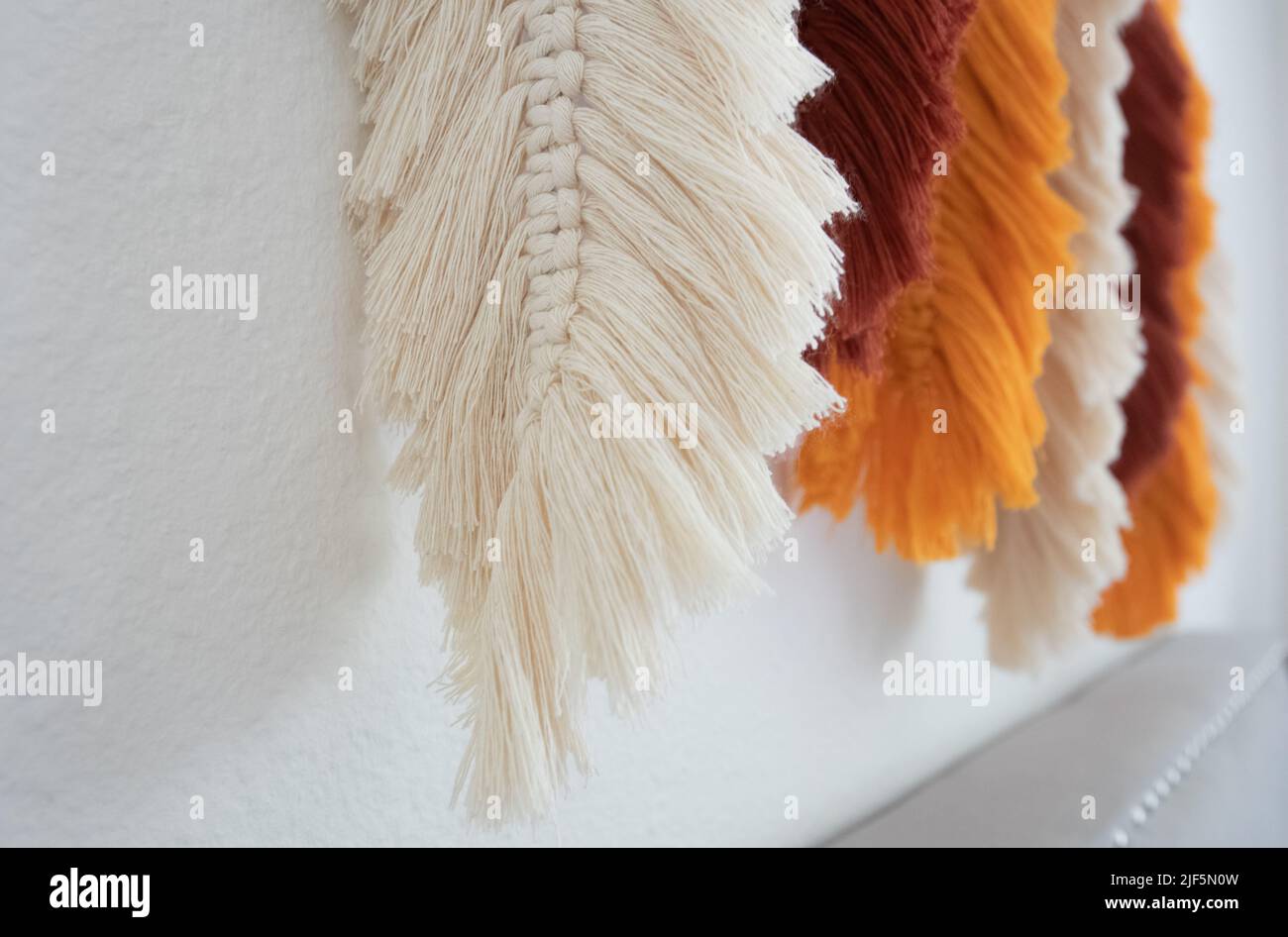 décoration murale boho faite à la main, coton macrame, corde à plumes Banque D'Images