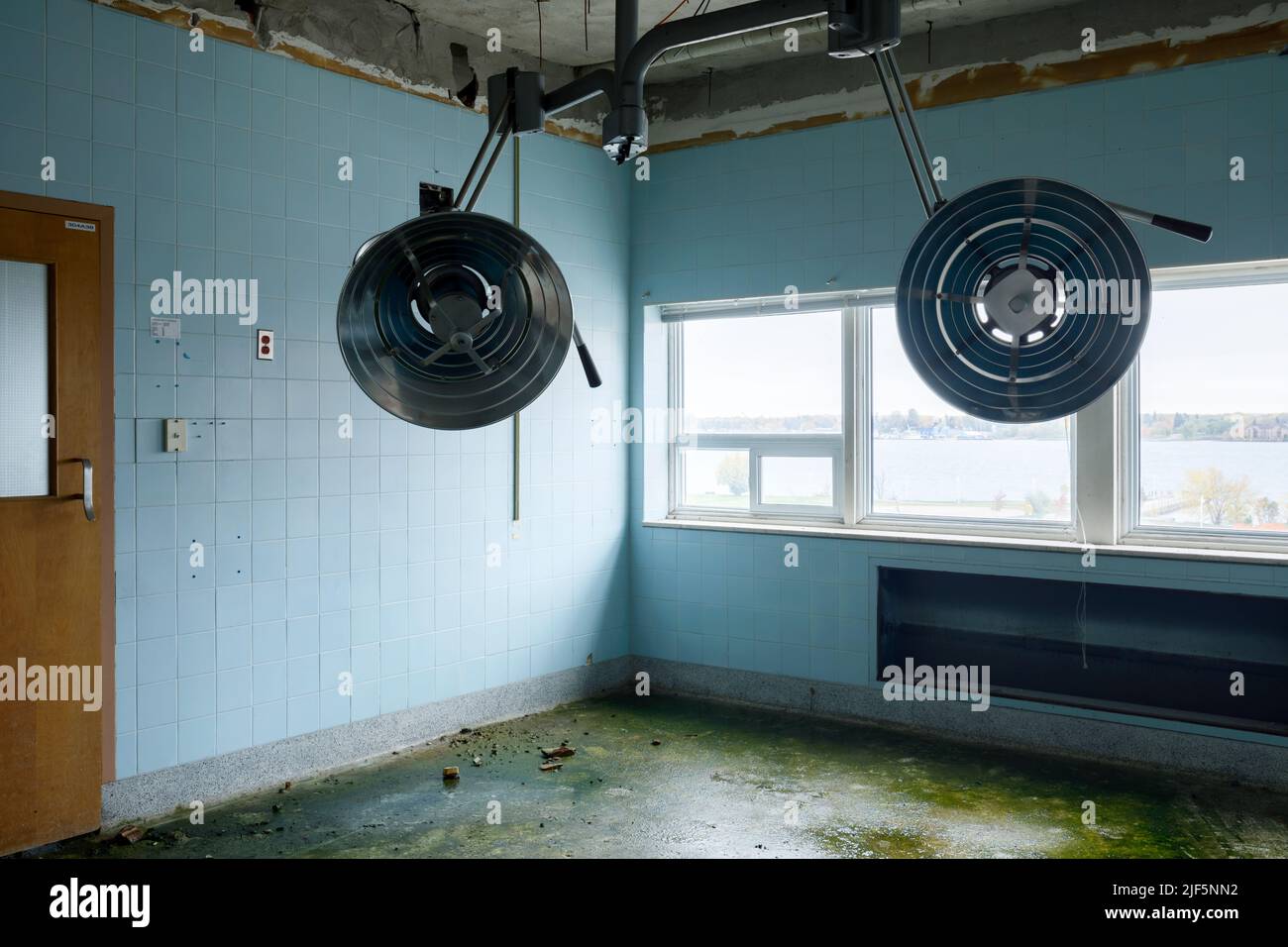 Lumières Scialytiques à l'intérieur d'une salle d'opération, à l'intérieur d'un hôpital. Banque D'Images