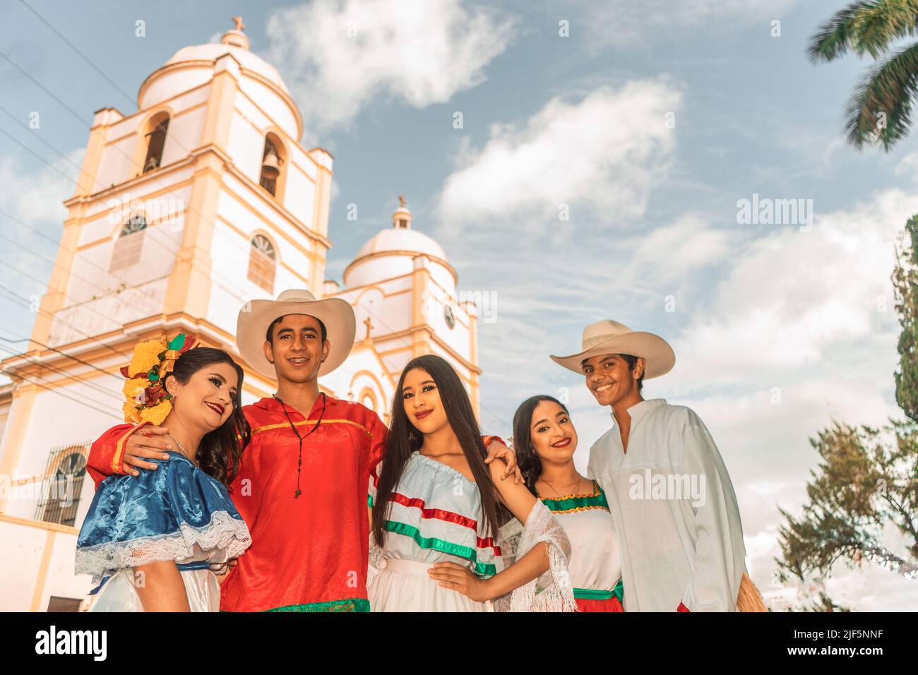 Danseurs traditionnels avec des vêtements de danse latino-américains classiques devant la cathédrale du Nicaragua Banque D'Images