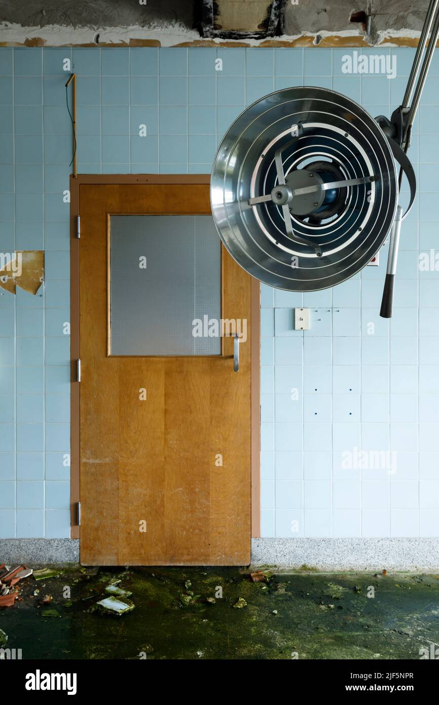 Lumière Scialytique à l'intérieur d'une salle d'opération, à l'intérieur d'un hôpital. Banque D'Images