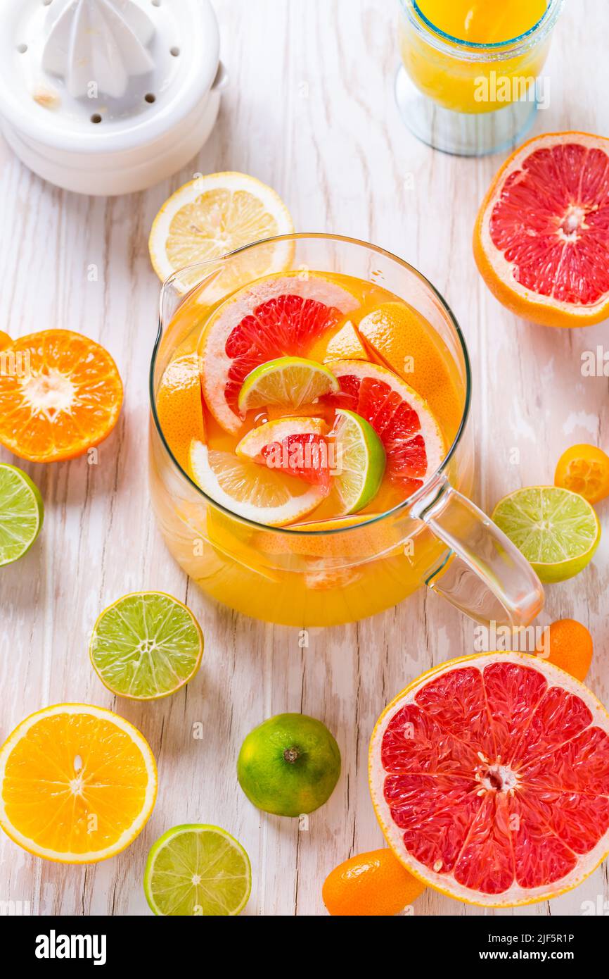 Limonade aux agrumes ou thé glacé. Buvez avec des citrons et des oranges frais. Cocktail de citron avec jus et glace Banque D'Images