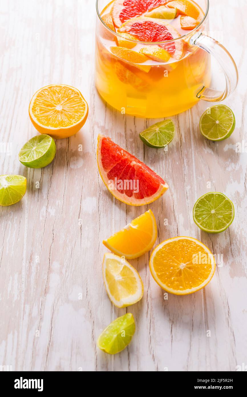 Limonade aux agrumes ou thé glacé. Buvez avec des citrons et des oranges frais. Cocktail de citron avec jus et glace Banque D'Images