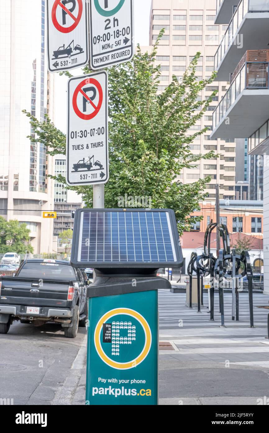 05 septembre 2021 - Calgary, alberta Canada - machines de stationnement à énergie solaire Banque D'Images