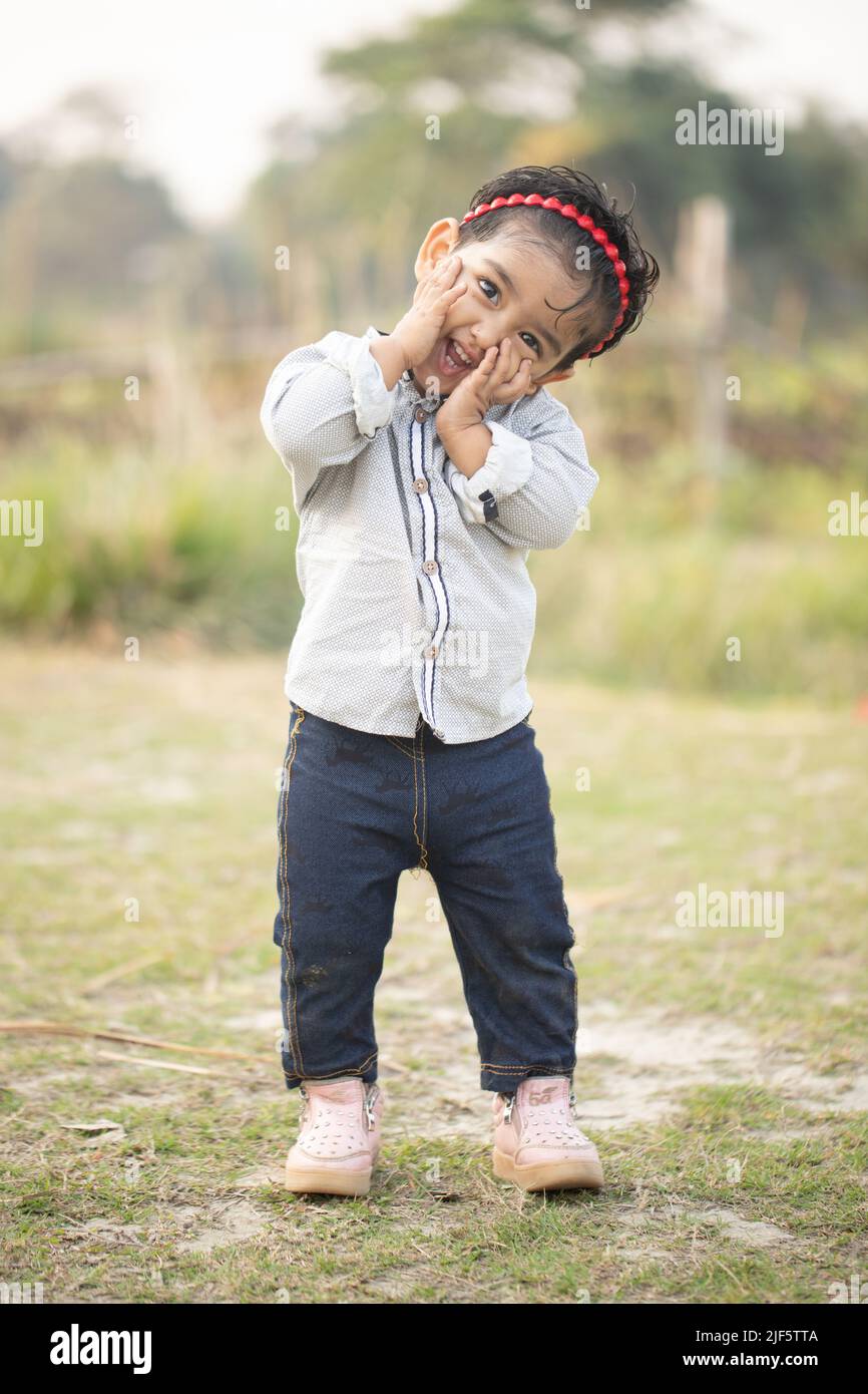 Cute little angel baby girl avec un beau sourire Banque D'Images