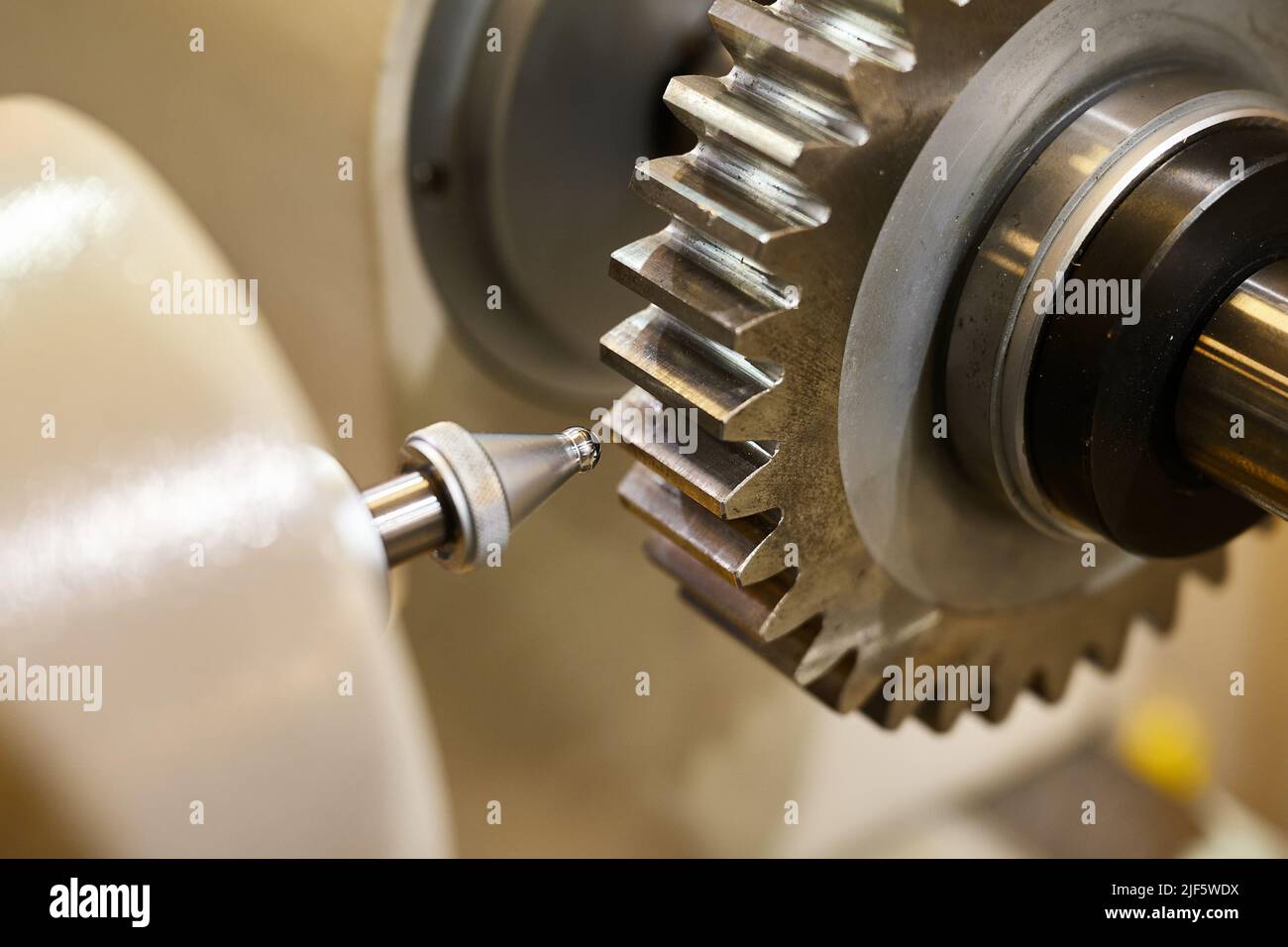Roue dentée en métal brillant et bec d'huile dans l'atelier de production Banque D'Images
