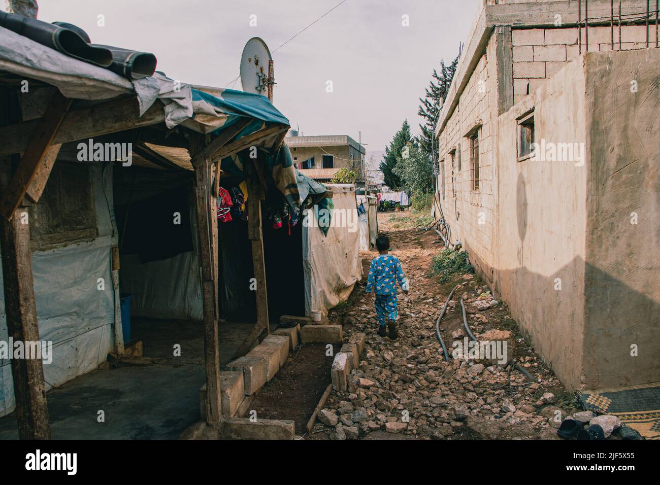 Garçon va à son ami, qui vit à l'extérieur du camp. Une matinée dans un camp de réfugiés dans la vallée de la Bekaa, environ 20 familles vivent. Certaines familles attendent depuis cinq ans d'aller à un autre endroit. Même si la situation leur permettrait de retourner en Syrie, la plupart d'entre eux sont simplement canít. Les enfants nés au Liban n'ont pas de passeport syrien mais sont enregistrés dans le pays. Par conséquent, les parents restent dans le pays aussi. Beaucoup de parents ont également leur permis de séjour expiré et ne peuvent pas se permettre d'en faire un nouveau, car beaucoup vivent avec deux à trois dollars par jour. (Photo par Lara Hauser / SOPA Banque D'Images