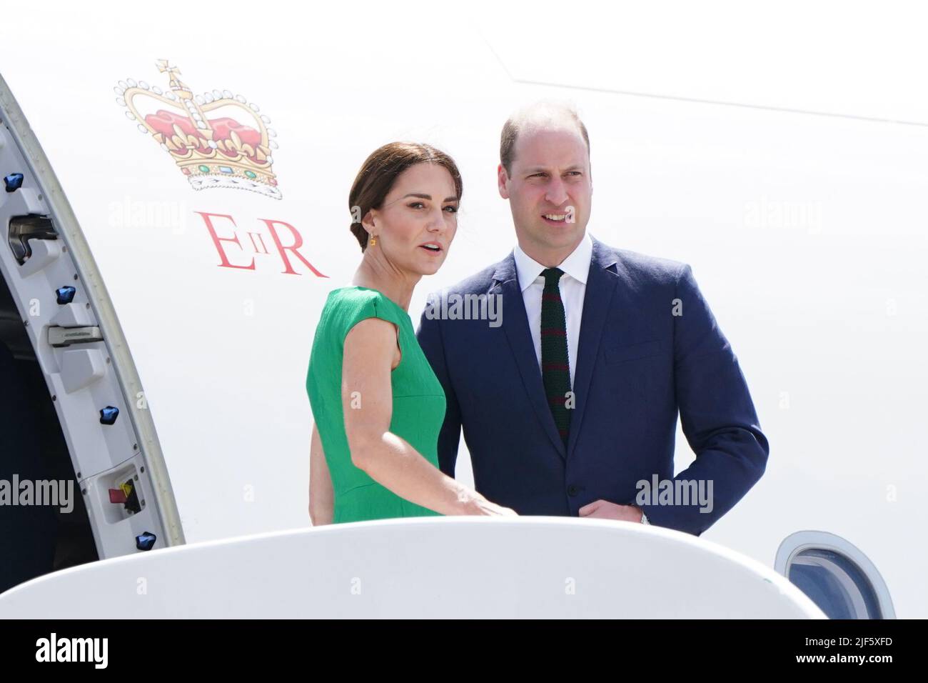 Photo du dossier datée du 24/3/2022 du duc et de la duchesse de Cambridge se tiennent sur les marches de l'avion au départ de l'aéroport international Norman Manley, en Jamaïque. Les vols de Cambridge pour leur tournée controversée dans les Caraïbes ont coûté plus de 226 000 livres sterling au contribuable, ont montré des comptes royaux. Le total des frais de voyage pour les devoirs officiels de la monarchie, financé par le contribuable par l'intermédiaire de la subvention souveraine, s'élève à £4,5 millions en 2021-2022. Date de publication : jeudi 30 juin 2022. Banque D'Images
