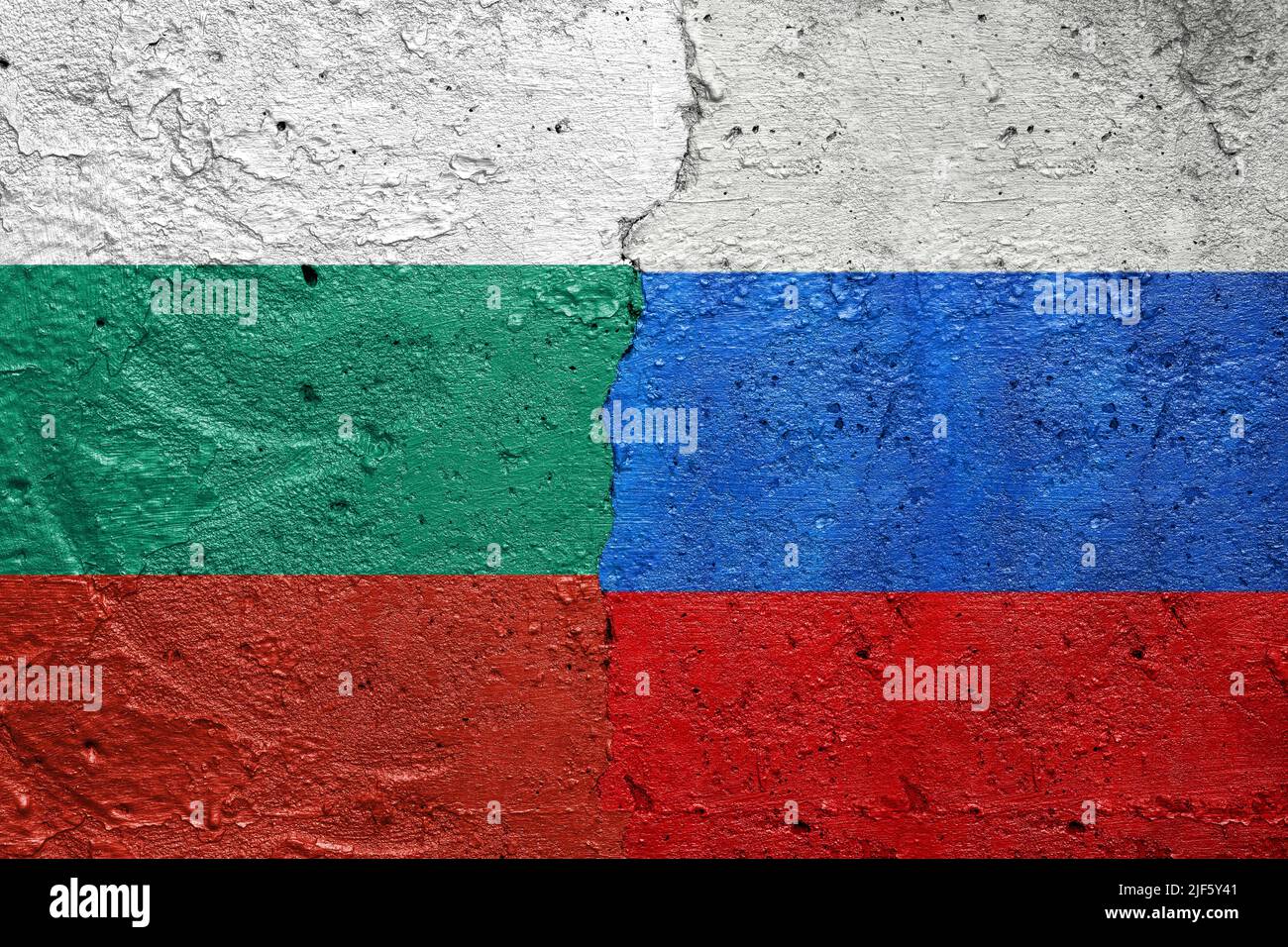 Etats-Unis contre Russie - mur en béton fissuré peint avec un drapeau bulgare à gauche et un drapeau russe à droite Banque D'Images