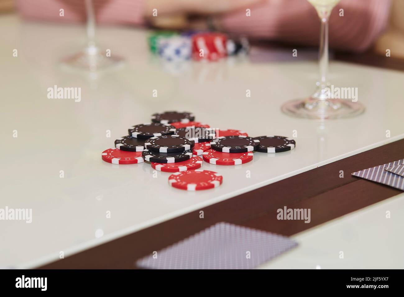 Dés rouges et noirs sur la table blanche dans le jeu de poker. Photographie de style de vie de fond de poker Banque D'Images