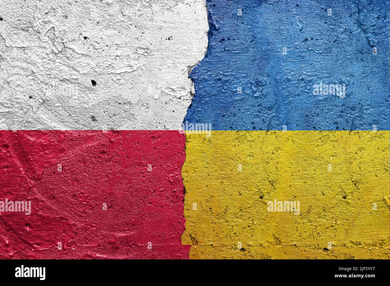 Drapeaux de Pologne et d'Ukraine - mur en béton fissuré peint avec un drapeau polonais à gauche et un drapeau ukrainien à droite Banque D'Images