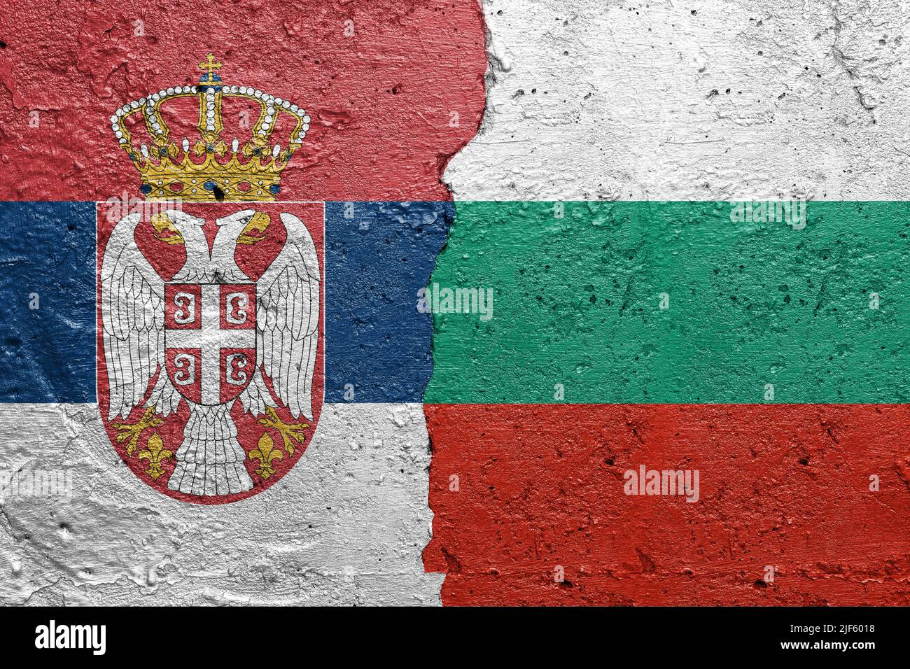 Drapeaux de Serbie et de Bulgarie - mur en béton fissuré peint avec un drapeau serbe à gauche et un drapeau bulgare à droite Banque D'Images
