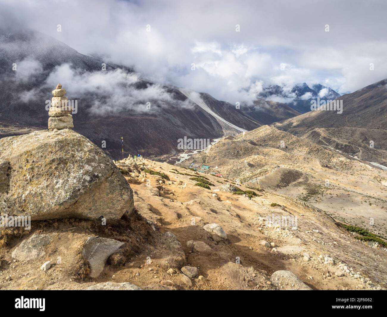 Petit cairn sur un rocher 4600mm sur la crête menant au pic de Nangkartshang au-dessus de Dingboche et de l'Imja Khola (L) et Khumbu Khola (R) Banque D'Images