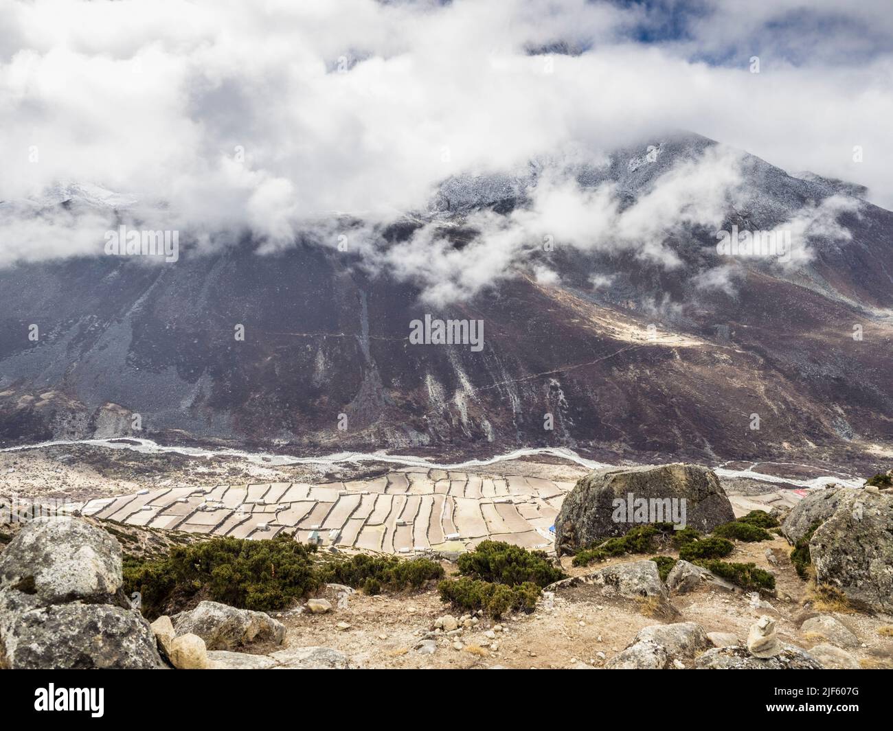 Les champs agricoles de Dingboche et de mai bas se nuages au-dessus de l'Imja Khola à partir de 4600m sur la crête menant à Nangkartshang Peak Banque D'Images