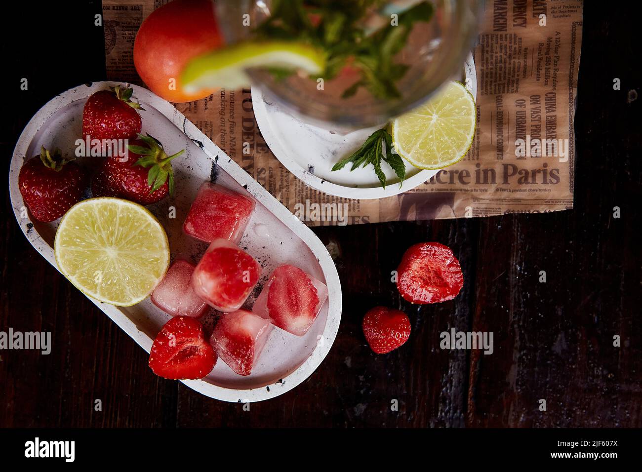 Eau infusée d'été avec glace au citron, au citron vert, à la menthe et aux fraises. Rafraîchissant, régime, détox eau naturelle enrichie. Seltzer dur avec nootropics. Cocktails naturels sains. Boissons estivales. Banque D'Images