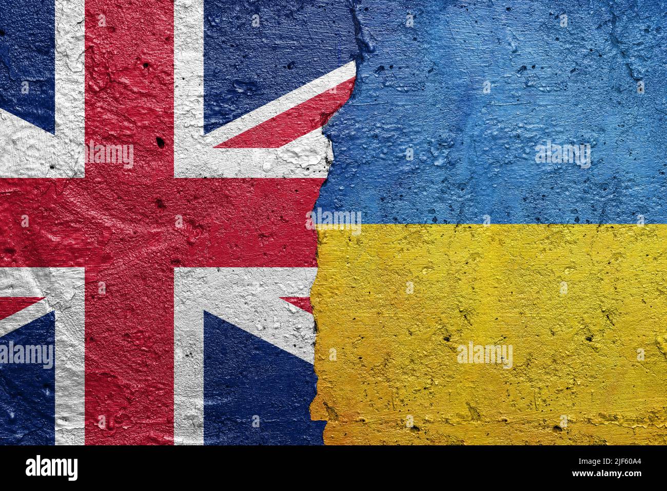 Drapeau britannique de l'Angleterre et de l'Ukraine - mur en béton fissuré peint avec un drapeau britannique à gauche et un drapeau ukrainien à droite Banque D'Images