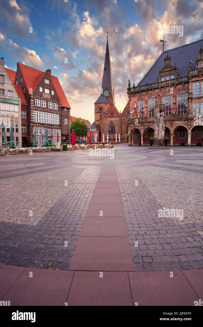 Brême, Allemagne. Image de paysage urbain de la ville hanséatique de Brême, Allemagne avec place du marché historique et hôtel de ville au lever du soleil d'été. Banque D'Images