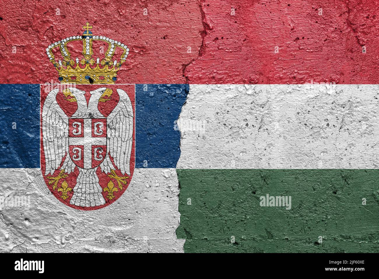 Drapeaux de Serbie et de Hongrie - mur en béton fissuré peint avec un drapeau serbe à gauche et un drapeau hongrois à droite Banque D'Images