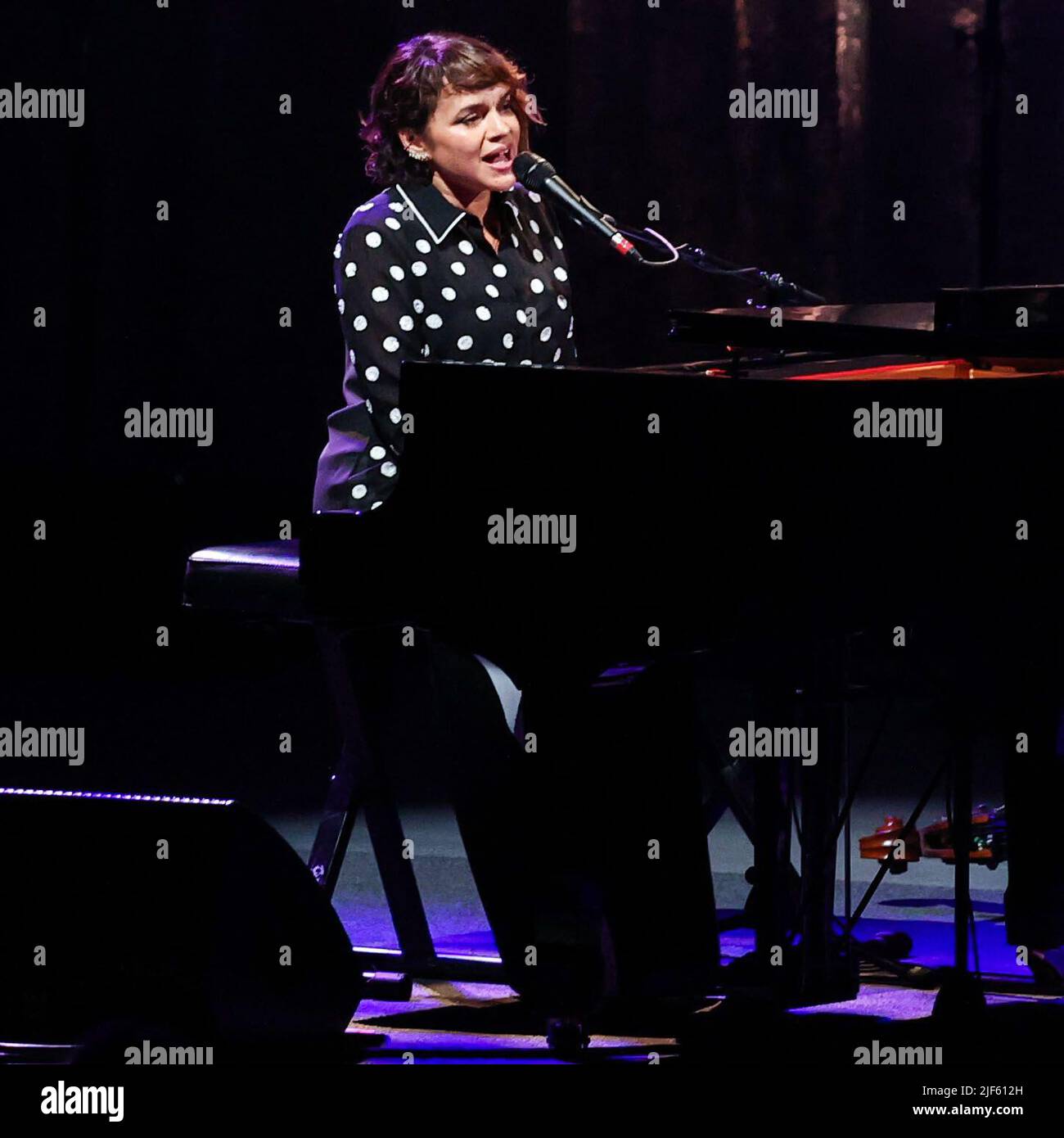 LOS ANGELES, CALIFORNIE, États-Unis - JUIN 29 : Norah Jones, chanteuse-compositeur américaine, se produit sur scène au Greek Theatre on 29 juin 2022 à Los Angeles, Californie, États-Unis. (Photo de Xavier Collin/image Press Agency) Banque D'Images
