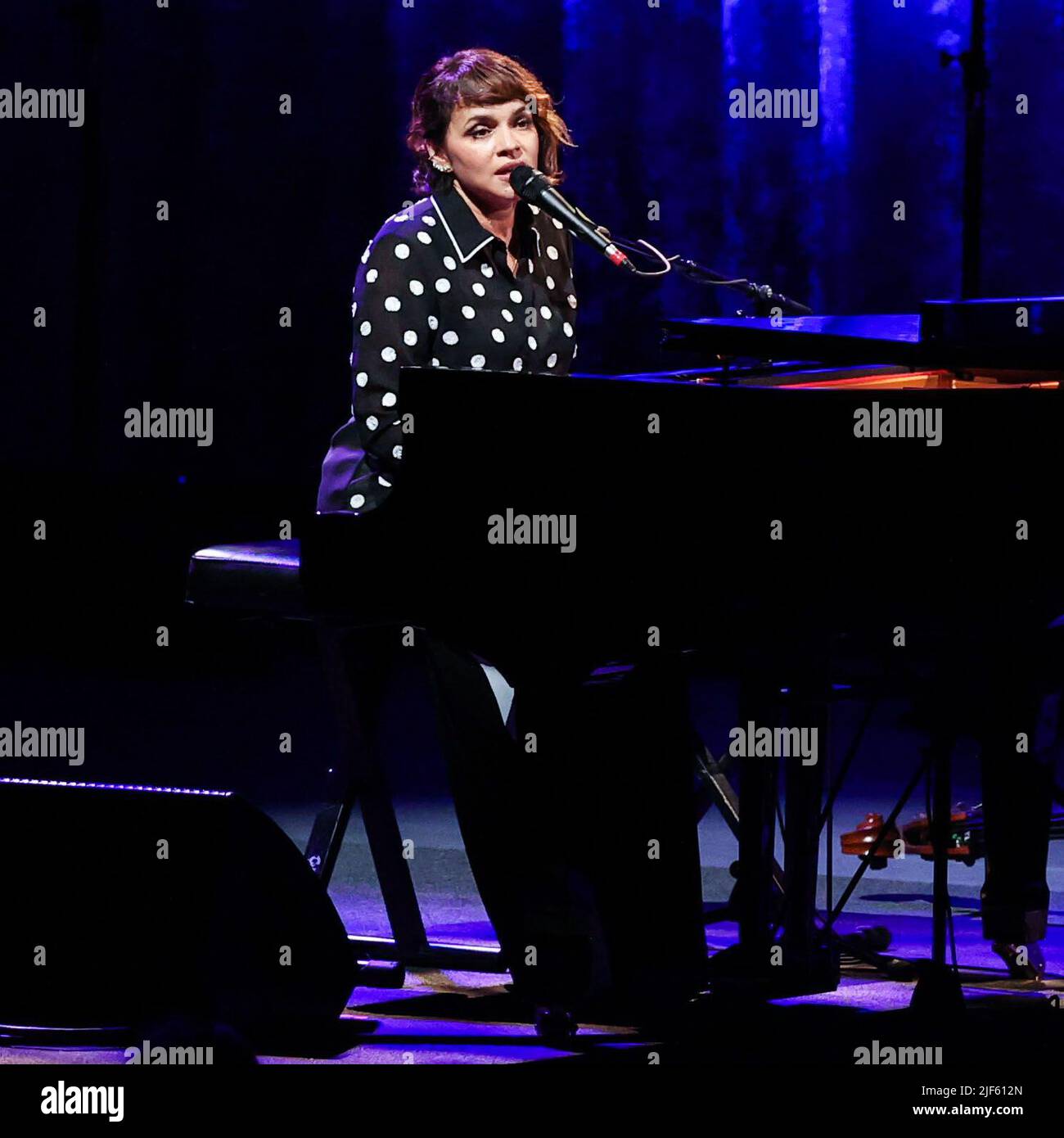 LOS ANGELES, CALIFORNIE, États-Unis - JUIN 29 : Norah Jones, chanteuse-compositeur américaine, se produit sur scène au Greek Theatre on 29 juin 2022 à Los Angeles, Californie, États-Unis. (Photo de Xavier Collin/image Press Agency) Banque D'Images