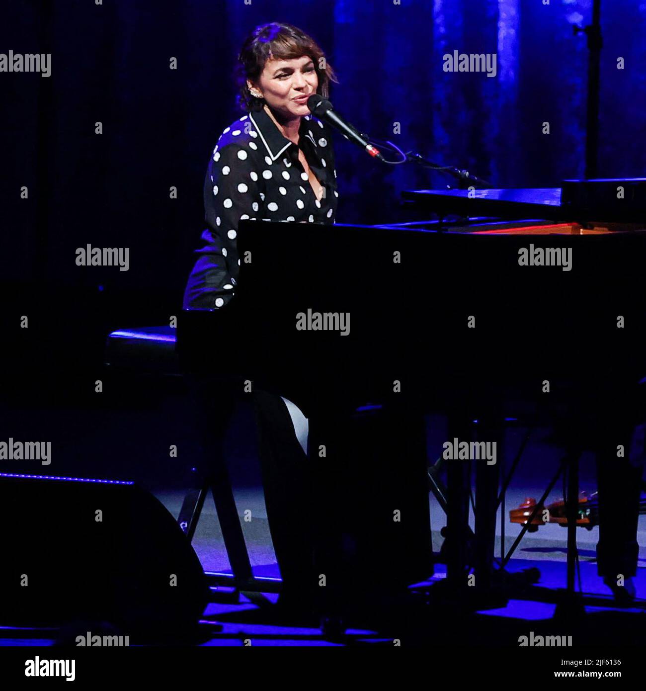 LOS ANGELES, CALIFORNIE, États-Unis - JUIN 29 : Norah Jones, chanteuse-compositeur américaine, se produit sur scène au Greek Theatre on 29 juin 2022 à Los Angeles, Californie, États-Unis. (Photo de Xavier Collin/image Press Agency) Banque D'Images