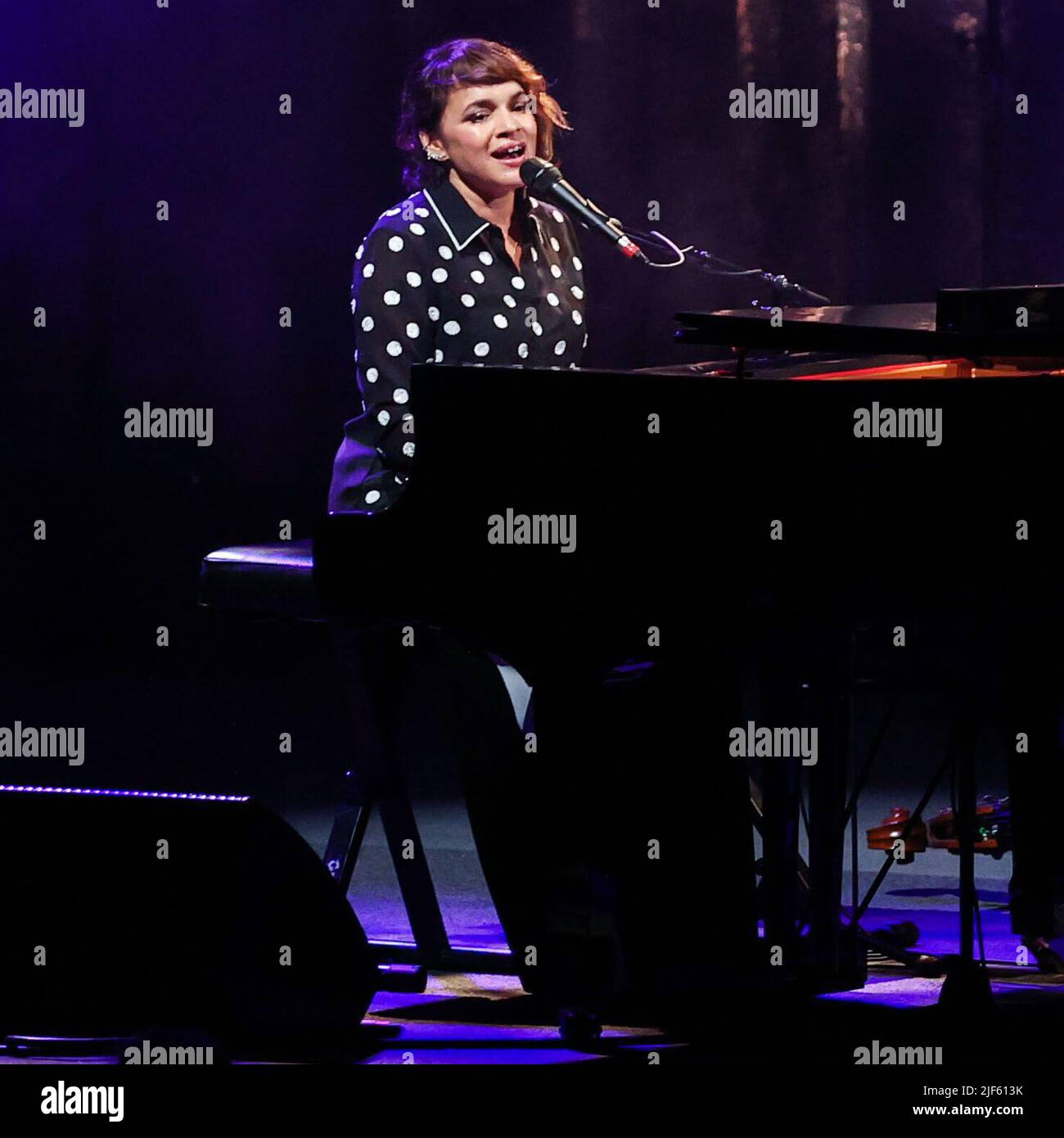 LOS ANGELES, CALIFORNIE, États-Unis - JUIN 29 : Norah Jones, chanteuse-compositeur américaine, se produit sur scène au Greek Theatre on 29 juin 2022 à Los Angeles, Californie, États-Unis. (Photo de Xavier Collin/image Press Agency) Banque D'Images
