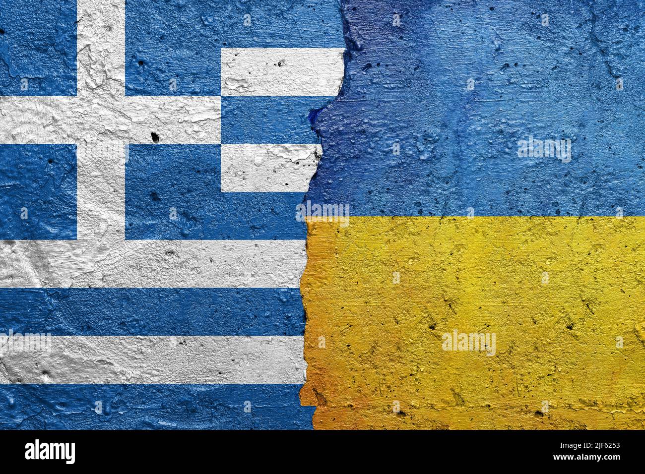 Grèce et Ukraine - mur de béton fissuré peint avec un drapeau grec à gauche et un drapeau ukrainien à droite Banque D'Images