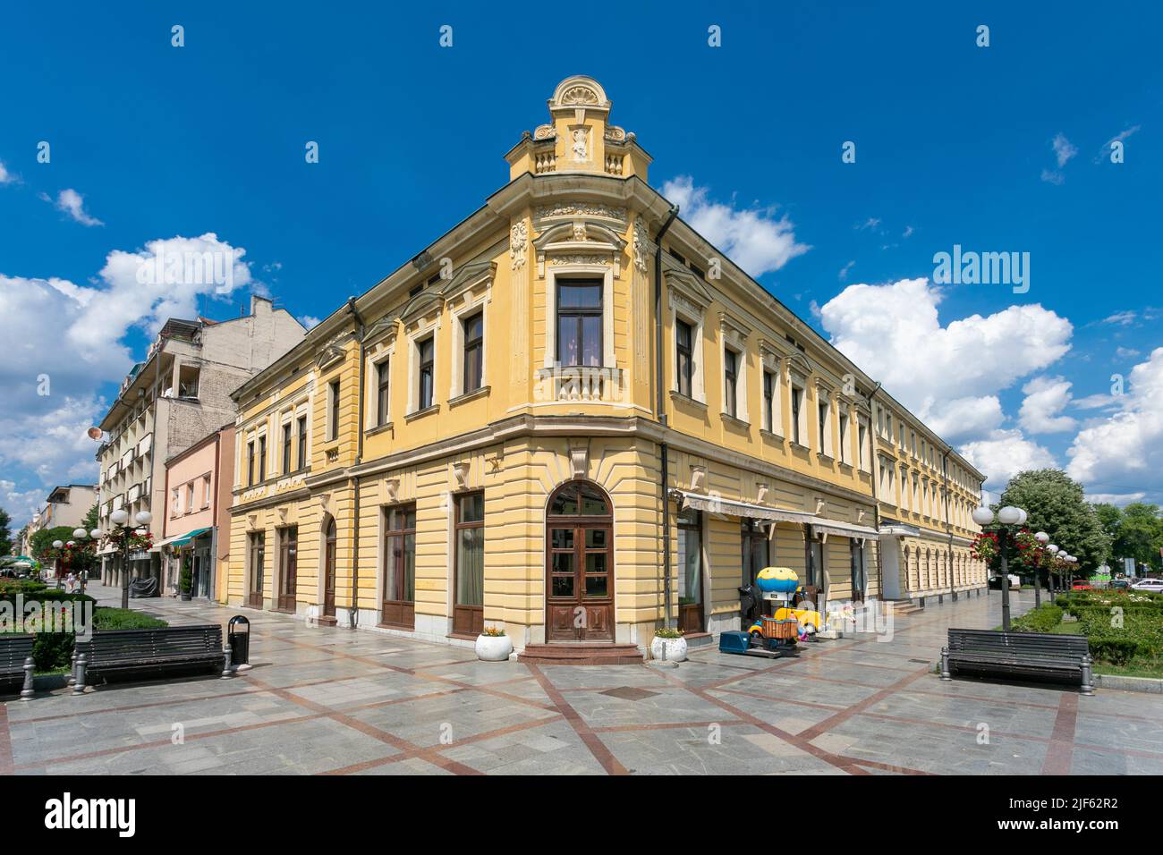 Valjevo, Serbie - 26 juin 2022: Grand hôtel - un bâtiment célèbre dans le centre de la zone piétonne et commerçante de Valjevo Banque D'Images